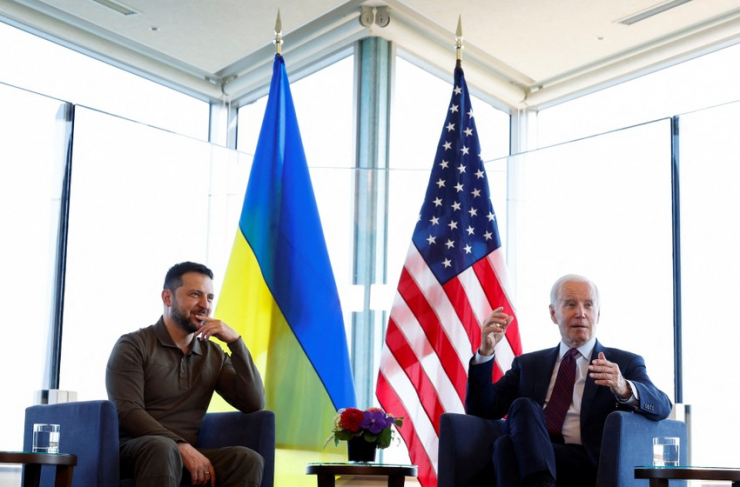 Tổng thống Ukraine Volodymyr Zelensky (trái) gặp Tổng thống Mỹ Joe Biden ngày 21-5. Ảnh: REUTERS
