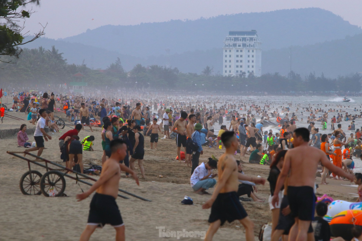 Du khách kéo về kín bãi biển.