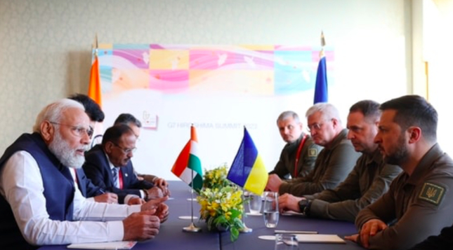 Thủ tướng Ấn Độ Narendra Modi và Tổng thống Ukraine Volodymir Zelensky tại cuộc gặp trực tiếp ở Nhật Bản. (Ảnh: AP)