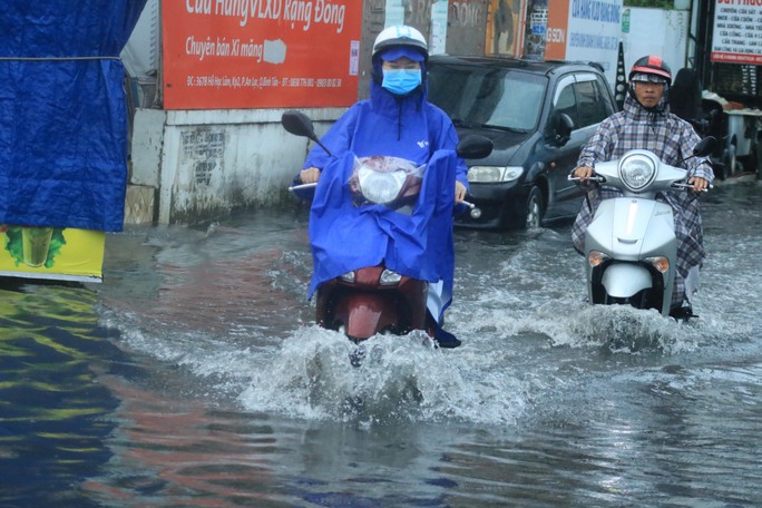 Mưa lớn giải nhiệt trút xuống giữa trưa, nhiều tuyến đường ở TP HCM ngập - 9