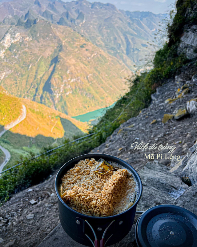 Bữa sáng trên Vách đá trắng Mã Pí Lèng