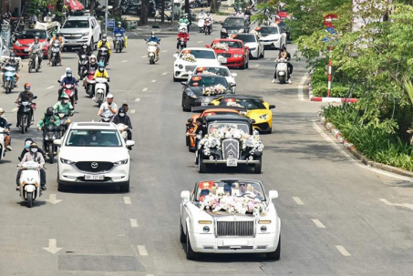 Đám cưới siêu xe khủng xuất hiện trên đường phố Hà Nội
