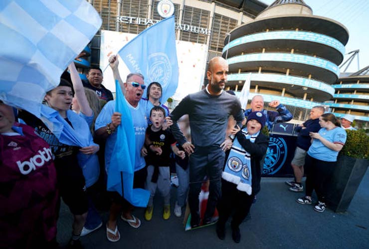 Các fan mang theo cả một tấm giấy cắt ảnh hình HLV Pep Guardiola