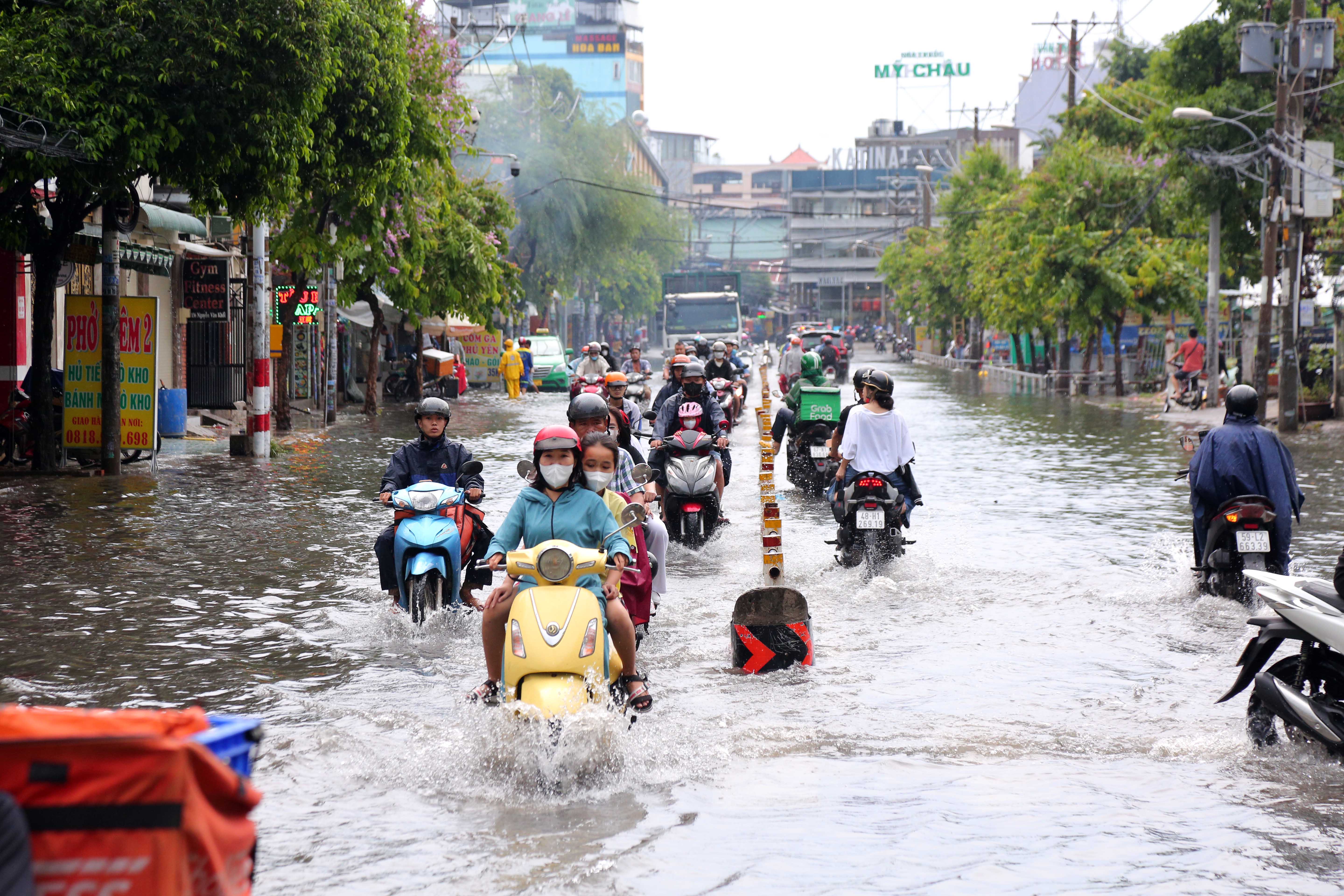 Trưa 21/5, mưa lớn đổ xuống TP.HCM làm nhiều tuyến đường ở quận Gò Vấp ngập nặng. Các tuyến đường như Nguyễn Văn Khối, Lê Văn Thọ... ngập gần nửa bánh xe, nhiều phương tiện chết máy, di chuyển khó khăn.