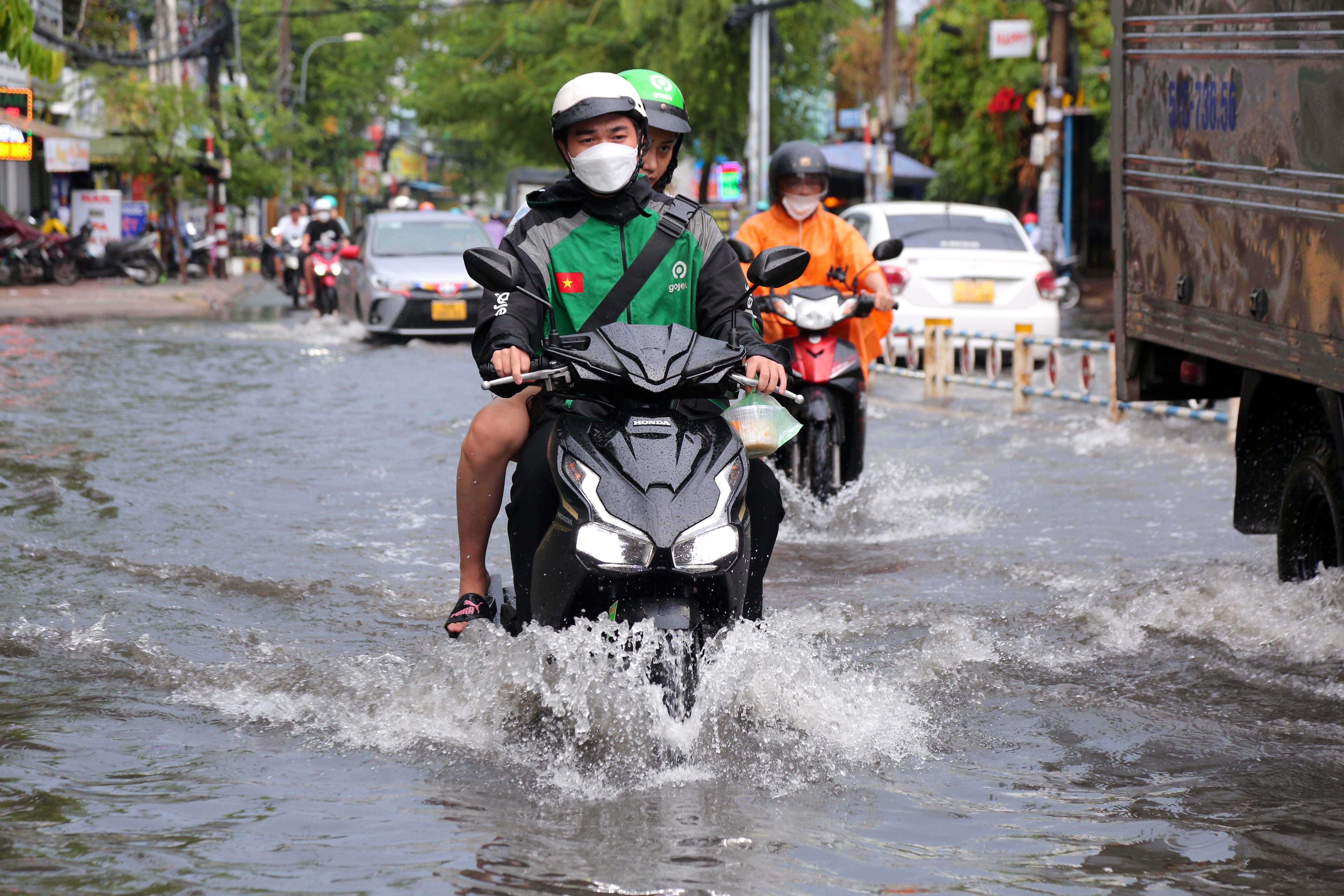 Nước ngập trên đường Nguyễn Văn Khối khiến việc di chuyển của người dân gặp nhiều khó khăn.