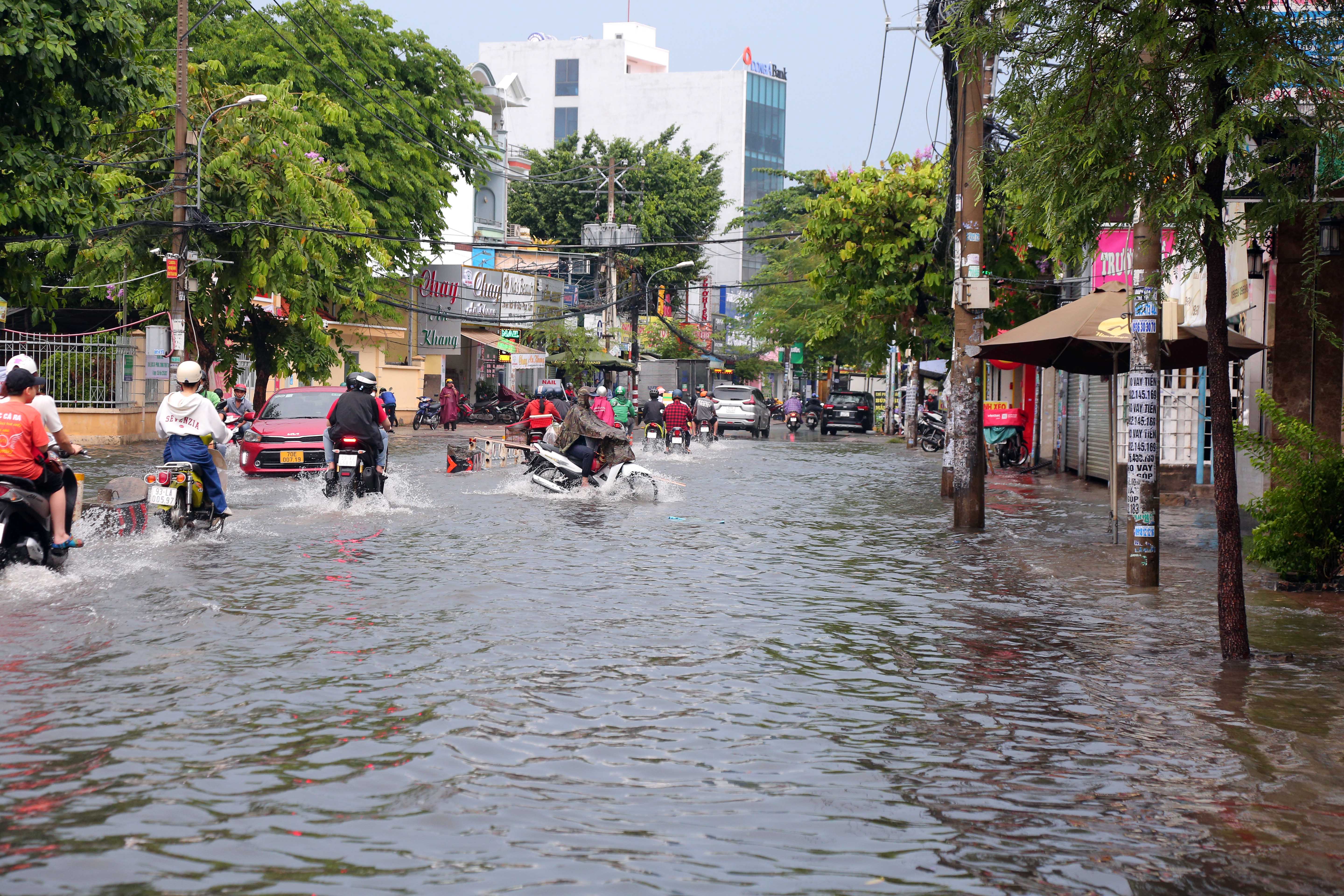 Theo Đài Khí tượng Thuỷ văn khu vực Nam bộ, mây dông đang phát triển gây mưa, mưa rào và dông sét tại nhiều tỉnh thành phía Nam, trong đó có TP.HCM. Trong những giờ tới, mây dông tiếp tục phát triển gây mưa, mưa rào, có nơi kèm theo dông, sét cho các khu vực kể trên. Lượng mưa phổ biến từ 10-30mm, có nơi trên 50mm.