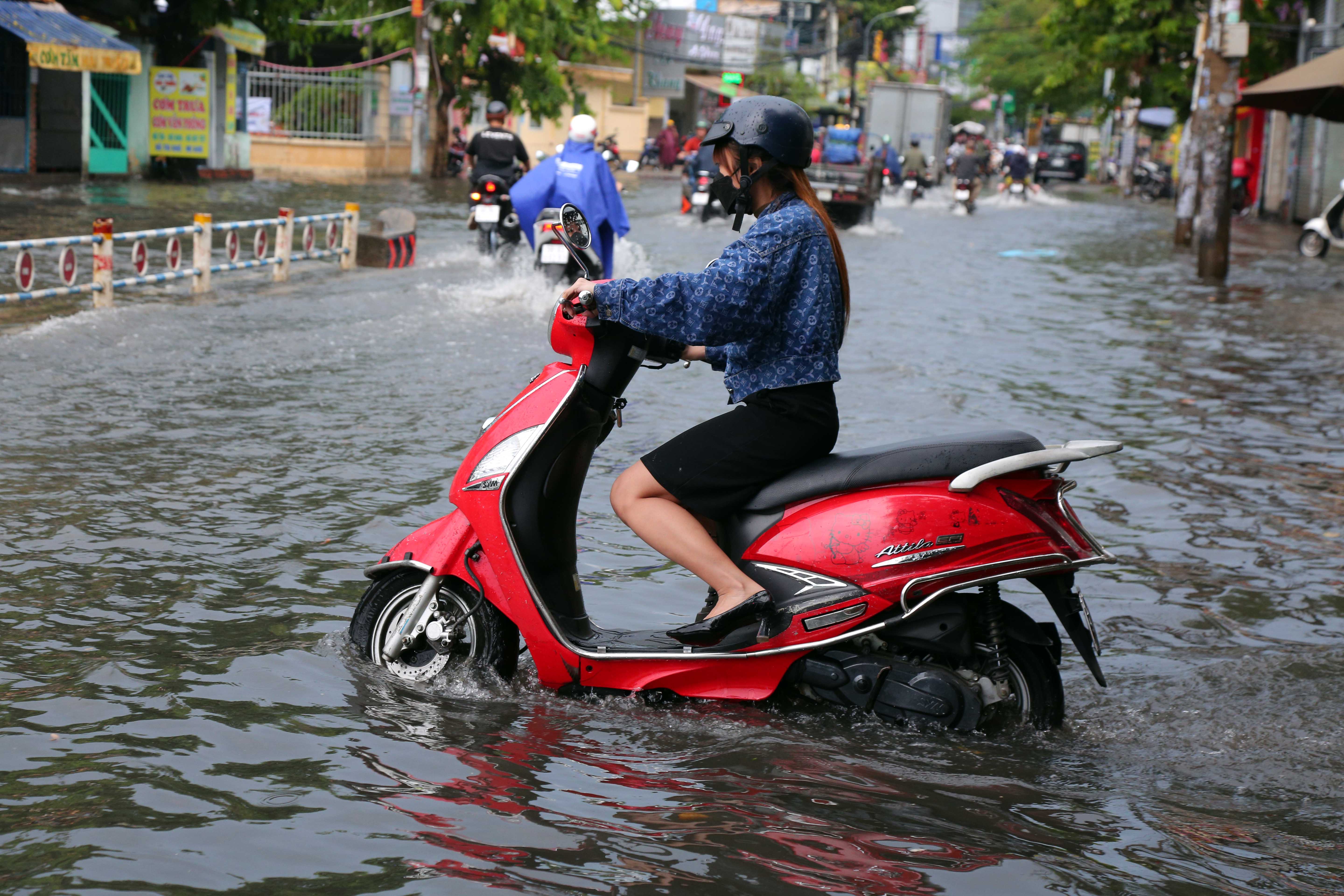 Mưa lớn sau chuỗi ngày nắng nóng, người dân TP.HCM lại bì bõm lội nước vì đường ngập - 5