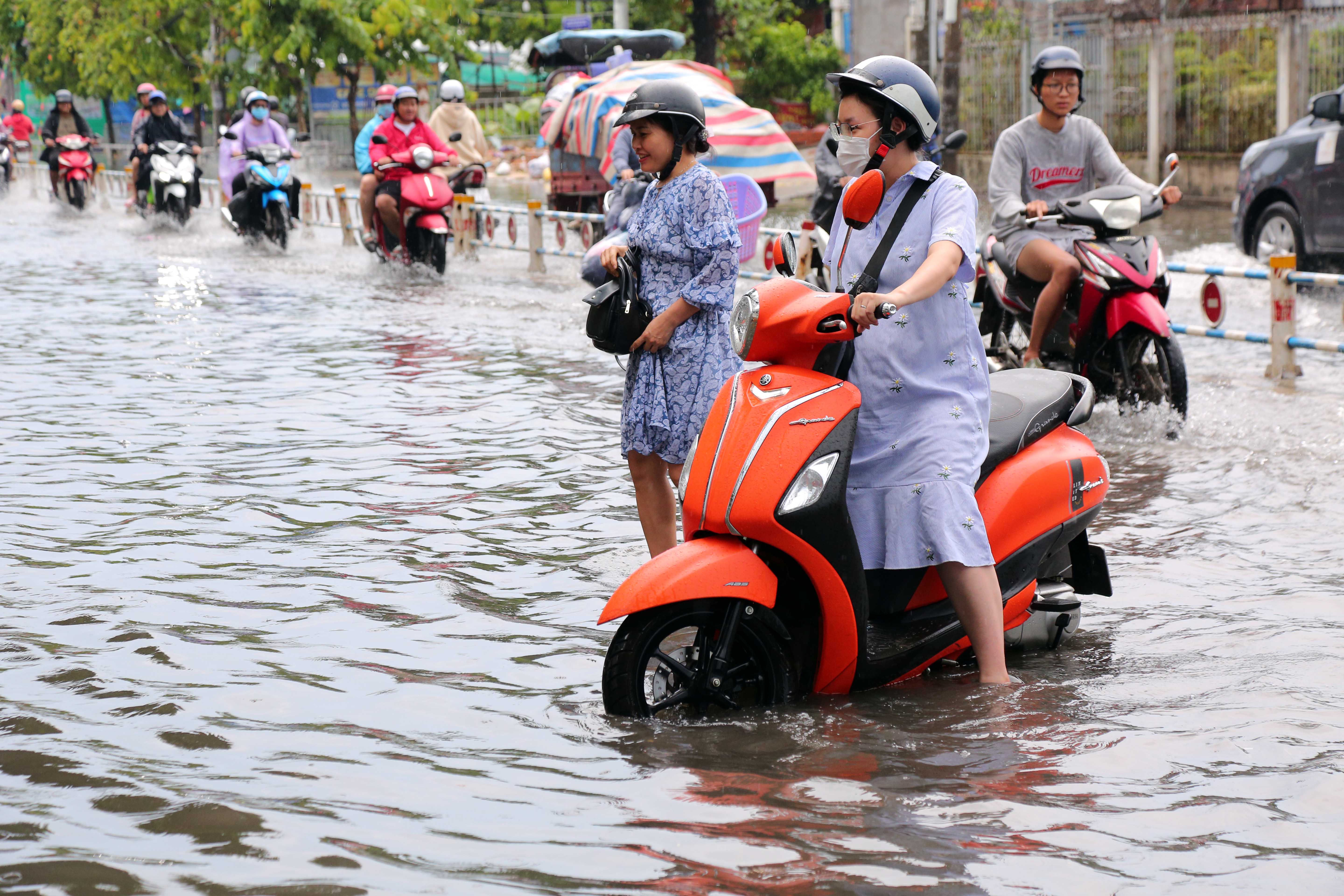 Mưa gây ngập đường khiến nhiều người đi xe máy phải quay đầu tìm hướng khác để di chuyển. Sau mưa gần 2 tiếng, nước trên đường Nguyễn Văn Khối vẫn còn lênh láng.