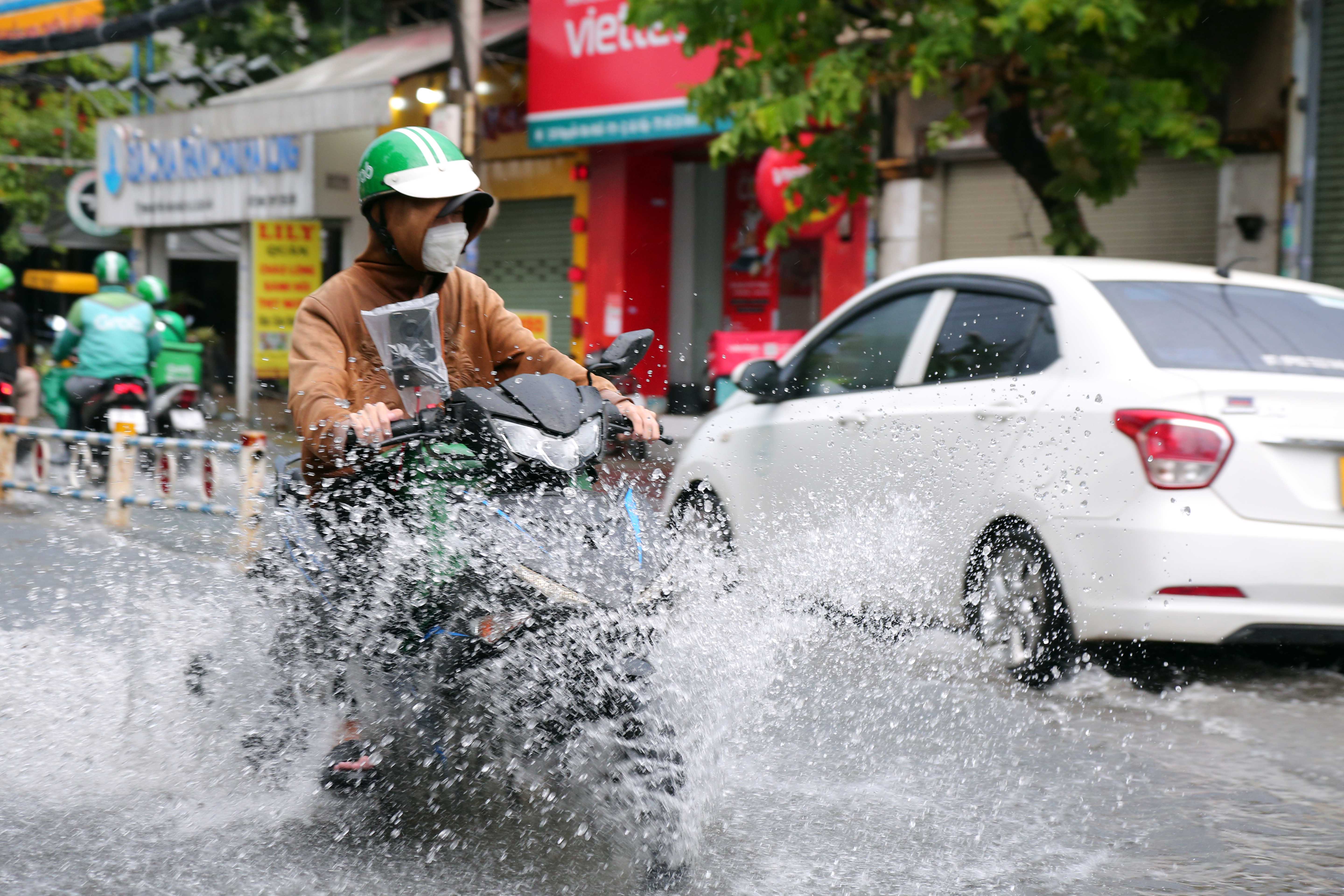 “Sau nhiều ngày nắng rát, mưa lớn đổ xuống đột ngột làm khó khăn đi lại nhưng giúp thời tiết mát mẻ hơn”, anh Nguyễn Quý ngụ quận Gò Vấp chia sẻ.