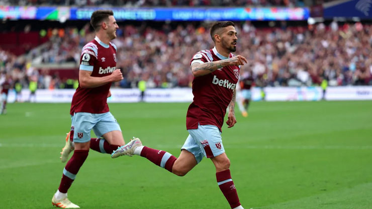 Tiền vệ vào sân từ ghế dự bị Manuel Lanzini (phải) ghi bàn cuối trận cho "The Hammers"