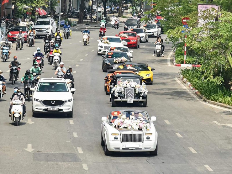 Đám cưới siêu xe khủng xuất hiện trên đường phố Hà Nội - 1