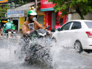 Tin tức trong ngày - Mưa lớn sau chuỗi ngày nắng nóng, người dân TP.HCM lại bì bõm lội nước vì đường ngập