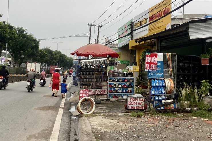 Trên Quốc lộ 1, tình trạng chiếm dụng (như trên ảnh) là không thiếu.