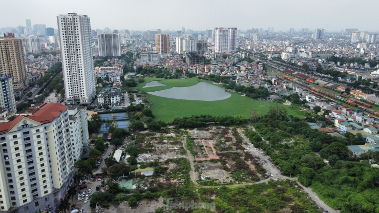 Phía bắc dự án giáp hồ Đầm Đỗi; phía Nam giáp đường quy hoạch rộng 24m, tuyến monorail M2 và khu đất quy hoạch đất đầu mối hạ tầng kỹ thuật.