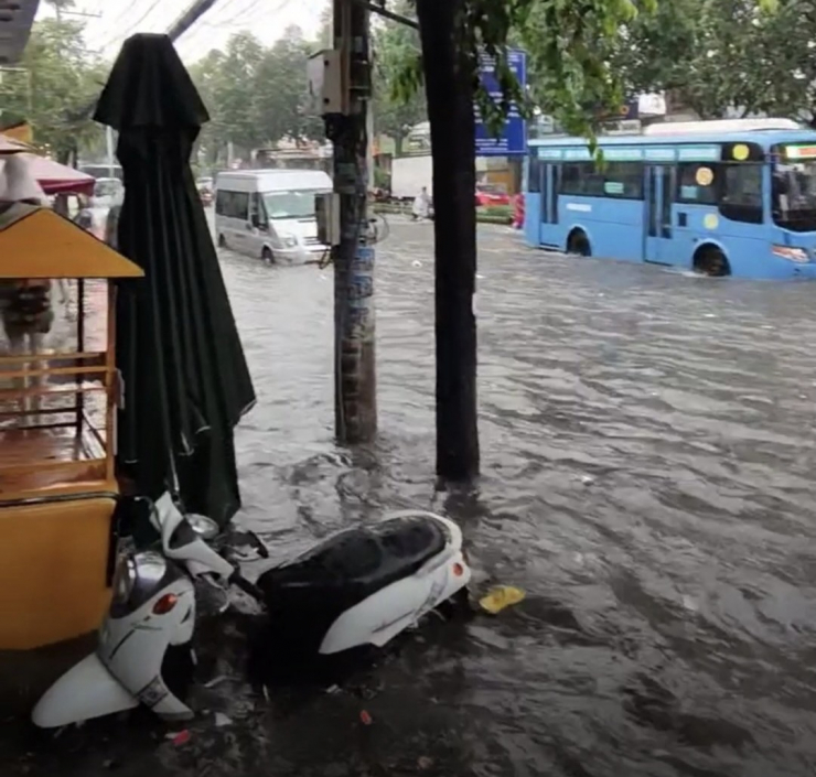 CLIP: Ngập kinh hoàng ở TP Biên Hòa, nhiều người chỉ biết than trời! - 3