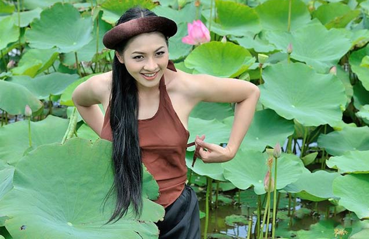 Thái Nhã Vân gây tranh cãi khi mặc áo yếm mỏng, chụp ảnh ở đầm sen.
