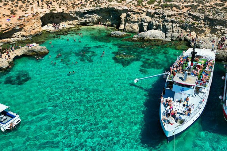 Ngoài Blue Lagoon, quần đảo Malta còn có nhiều điểm đến du lịch khác như thành phố Valletta, thị trấn Sliema, thị trấn Mdina, khu di tích Hagar Qim, và nhiều bãi biển đẹp khác trên đảo Gozo.
