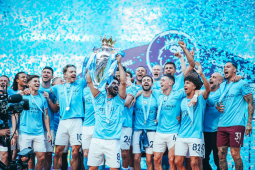 Chùm ảnh Man City nâng cúp Ngoại hạng Anh: Chiến công rực rỡ, kỳ tích sánh ngang MU