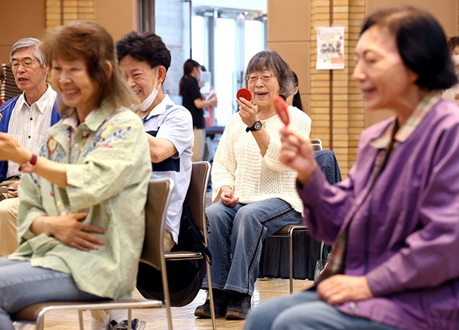 Những người tham gia thực hành mỉm cười tại Tokyo vào ngày 7/ 5. Ảnh: Reina Kitamura