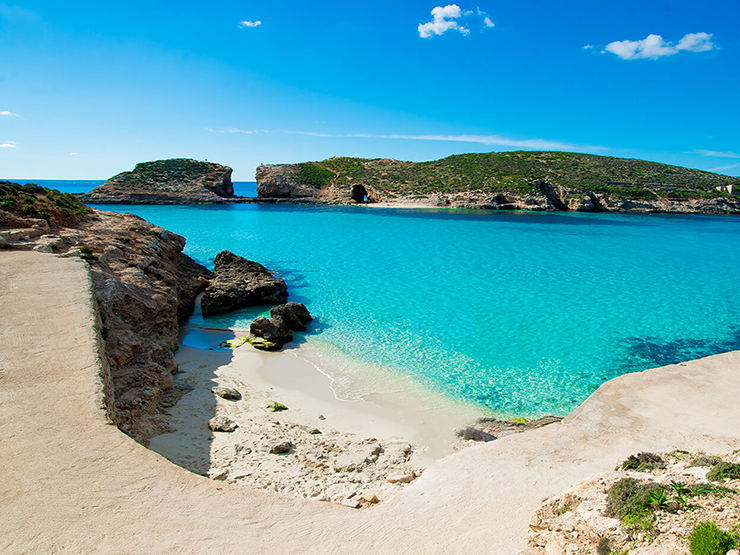 Blue Lagoon ở Comino - một hòn đảo nhỏ giữa Malta và Gozo là một bãi biển nằm trong những vịnh đẹp nhất của quần đảo Malta.
