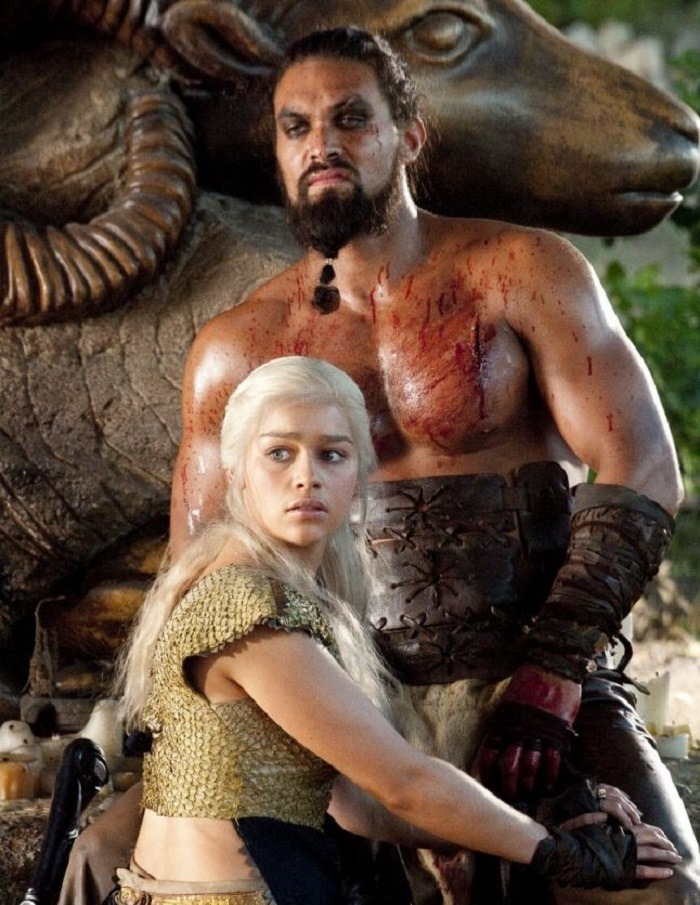 Emilia Clarke cảm thấy rất hoang mang khi thực hiện cảnh 18+. May mắn Jason Momoa luôn ở bên giúp đỡ cô.&nbsp;