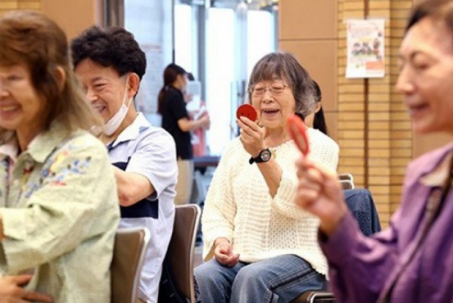 Người dân Nhật Bản đổ xô đi học lại cách cười sau đại dịch COVID-19