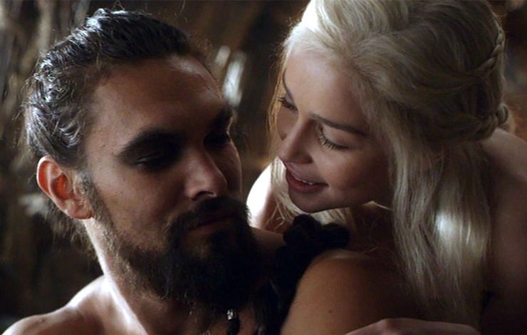 Jason Momoa luôn ân cần hướng dẫn cho Emilia Clarke khi diễn cảnh ân ái.&nbsp;