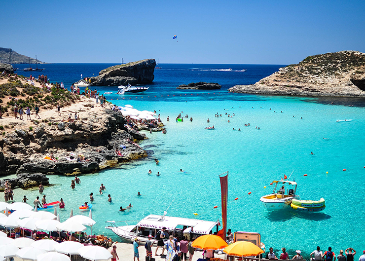 Blue Lagoon của quần đảo Malta là một trong những điểm thu hút phổ biến nhất nước, những tháng hè luôn tấp nập khách du lịch.
