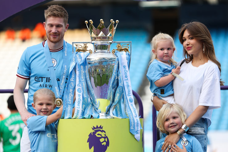 Ngôi sao Kevin De Bruyne tạo dáng bên cúp vô địch Premier League mùa giải 2022/23 cùng "bà xã" quyến rũ&nbsp;Michelle Lacroix và đàn con của mình