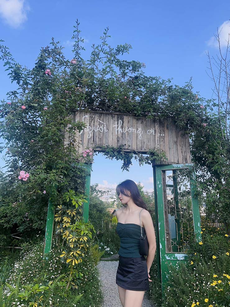 Đặng Thị Kim Thanh chụp ảnh tạo dáng quyến rũ ở một vườn hoa tại Đà Lạt
