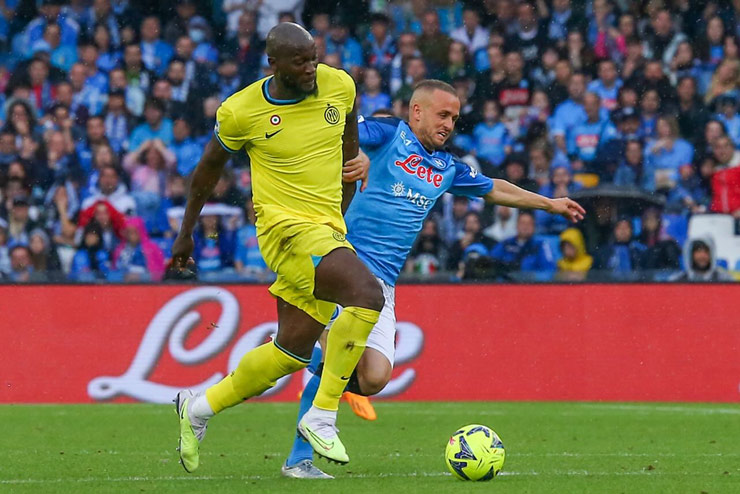 Inter Milan gặp khó khăn dù Napoli đã sớm giành scudetto mùa này