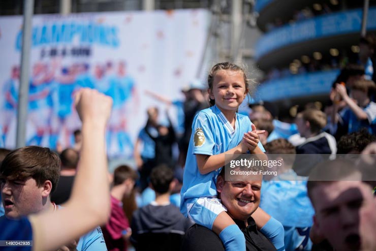 Chùm ảnh Man City nâng cúp Ngoại hạng Anh: Chiến công rực rỡ, kỳ tích sánh ngang MU - 12