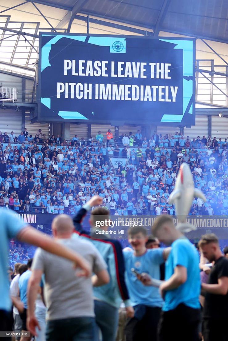 Các fan Man City tràn xuống sân ăn mừng