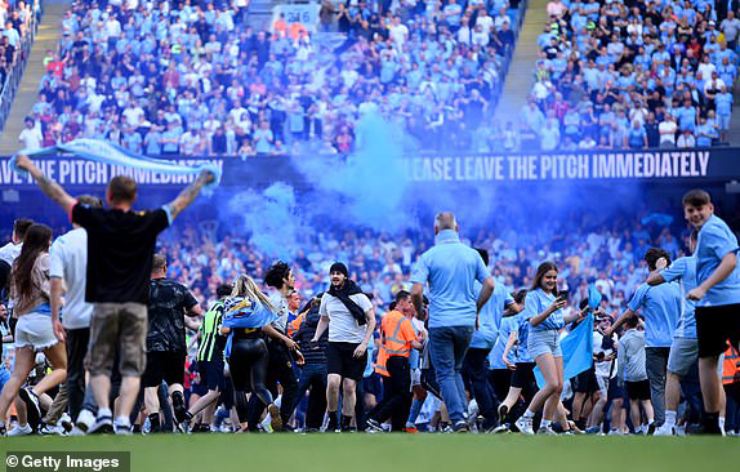 Man City vô địch Ngoại hạng Anh: Fan tràn xuống sân ăn mừng, dàn sao &#34;tháo chạy&#34; - 3