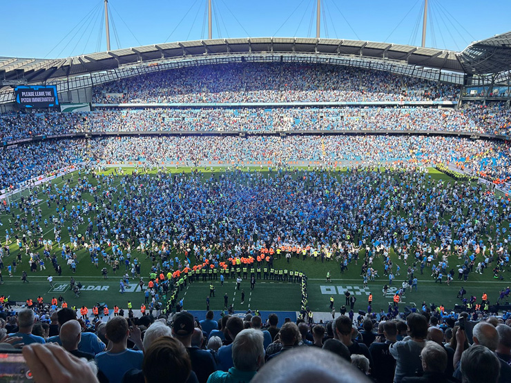 Man City vô địch Ngoại hạng Anh: Fan tràn xuống sân ăn mừng, dàn sao &#34;tháo chạy&#34; - 2