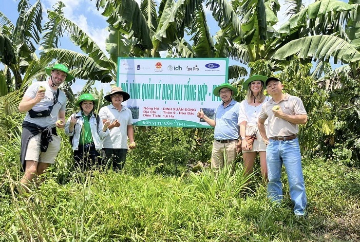 Với sự hỗ trợ của các chuyên gia nước ngoài, Đông từng bước thực hiện được kế hoạch sản xuất nông nghiệp hữu cơ của mình