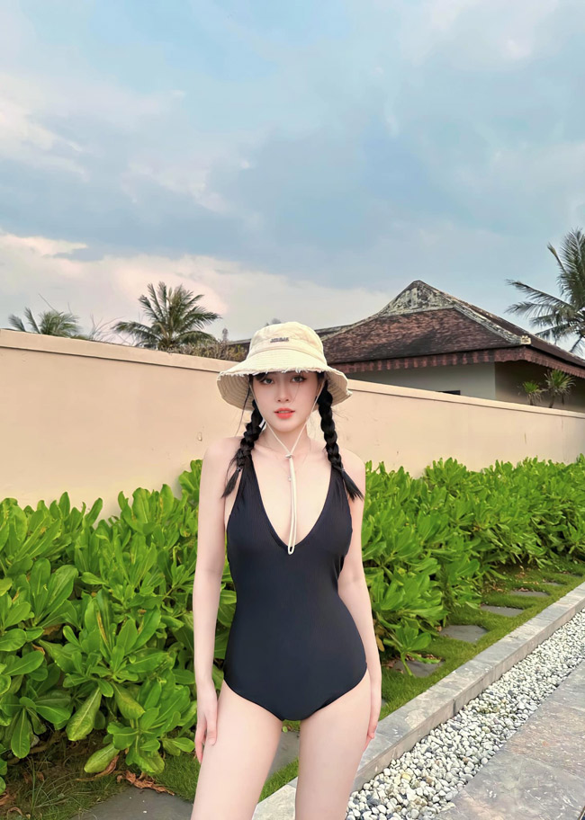 Nguyễn Trà My (sinh năm 1998) được biết đến với vai trò mẫu ảnh, streamer. 
