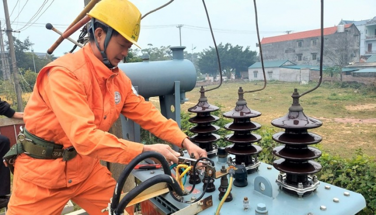 TP.Móng Cái cắt điện để đấu nối đường dây 110kv Móng Cái- Đông Hưng. Ảnh: THU HẰNG - Cổng TTĐT Móng Cái