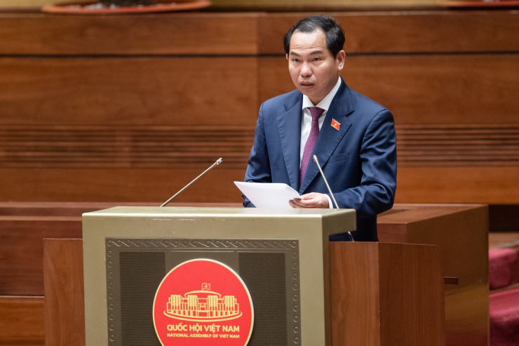 Chủ nhiệm Ủy ban Tài chính - Ngân sách Lê Quang Mạnh trình bày báo cáo thẩm tra. Ảnh: Phạm Thắng