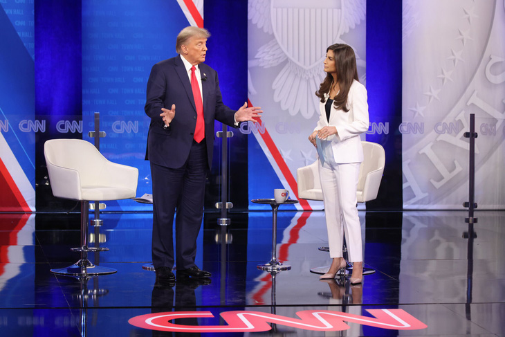 Chương trình phát sóng vào khung giờ vàng của Đài CNN có sự tham gia của ông Trump tối 10-5. Ảnh: CNN
