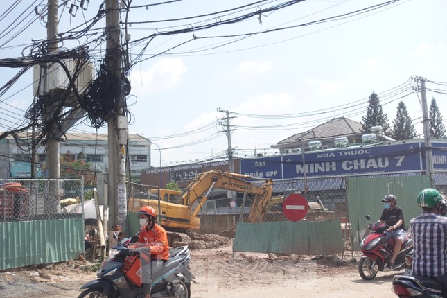 Ban Quản lý dự án đầu tư xây dựng các dự án giao thông TPHCM (Ban Giao thông) cho biết dự án đang được thi công song song với công tác đền bù, giải phóng mặt bằng.