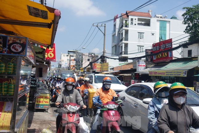 Theo đại diện Sở GTVT TPHCM, ngoài đoạn trên địa bàn quận Bình Tân, đường Tân Kỳ Tân Quý (đoạn từ Lê Trọng Tấn đến Cộng Hoà, thuộc địa bàn hai quận Tân Phú và Tân Bình) cũng đã có dự án và đang chờ triển khai.