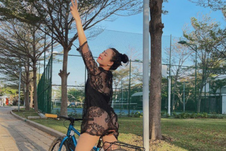 Sao Việt mặc gợi cảm đạp xe: Hoàng Thùy Linh nổi nhất khi mặc bikini với áo "ảo ảnh"