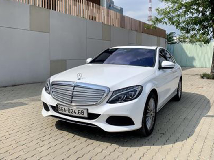 Chiếc Mercedes-Benz C250&nbsp;Exclusive đời 2015 của anh Long Vũ bị từ chối Đăng kiểm.