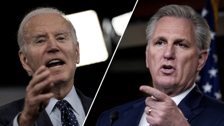 Tổng thống Mỹ Joe Biden (trái) hiện vẫn chưa đạt được sự đồng thuận với Chủ tịch Hạ viện Mỹ Kevin McCarthy. Ảnh: Fox News.