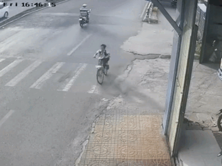 Clip: Lái xe đạp phanh cực gắt, lộn ngược về phía trước - 1