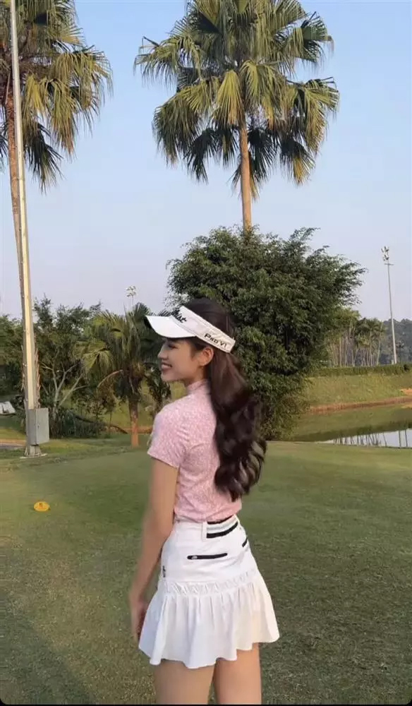 &#34;Hoa hậu cấy lúa&#34;, &#34;quốc bảo nhan sắc Việt&#34; mặc váy ngược đi đánh golf vẫn được khen - 1