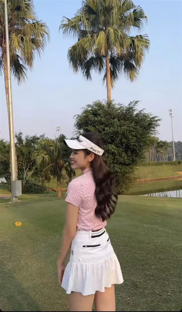 "Hoa hậu cấy lúa", "quốc bảo nhan sắc Việt" mặc váy ngược đi đánh golf vẫn được khen - 1