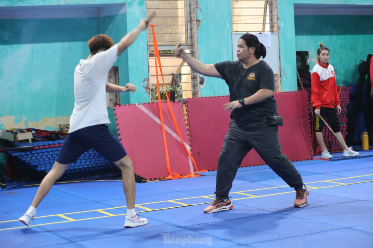 Ban huấn luyện đội tuyển Arnis Việt Nam gồm HLV trưởng Nguyễn Thái Linh, HLV Nguyễn Thanh Quyền từng giành HCV SEA Games 2005 và Ruel A Gat, chuyên gia người Philippines gắn bó với đội tuyển Arnis Việt Nam từ cuối 2004.