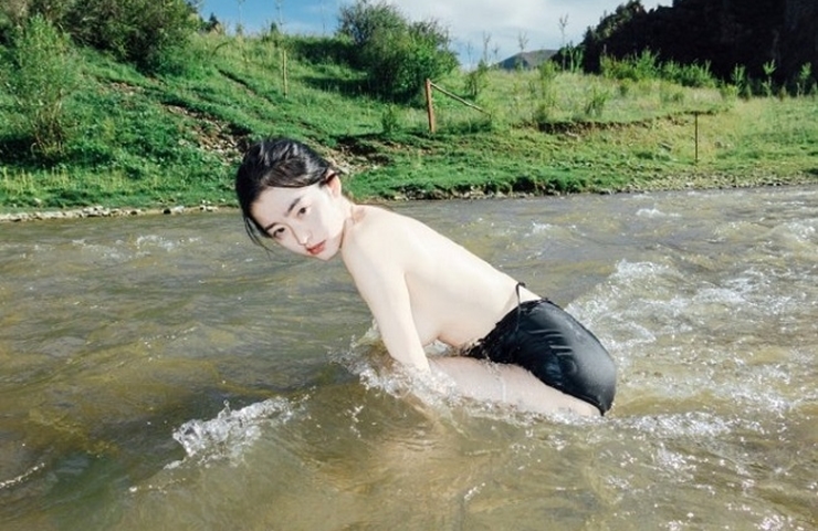 Ying Ning sinh năm 1999 là người mẫu Trung Quốc nổi tiếng trên mạng xã hội vào năm 2022 nhờ loạt ảnh khoe dáng gợi cảm khi tắm suối. 
